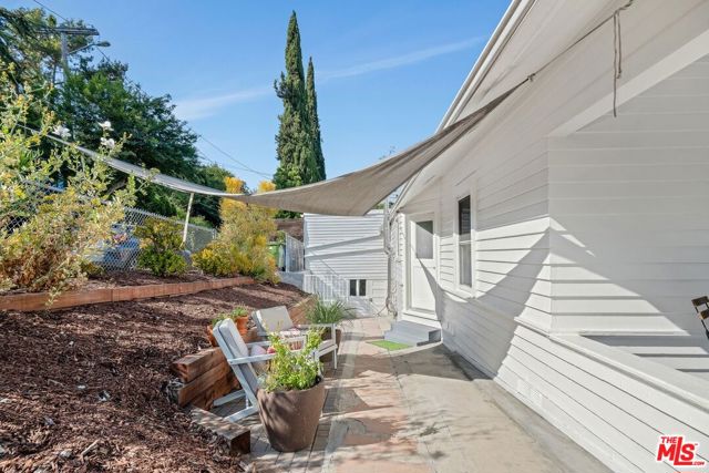 1631 Champlain Terrace, Los Angeles CA: https://media.crmls.org/mediaz/467f9e2d-341f-4b4c-afd5-8e1b471c553f.jpg