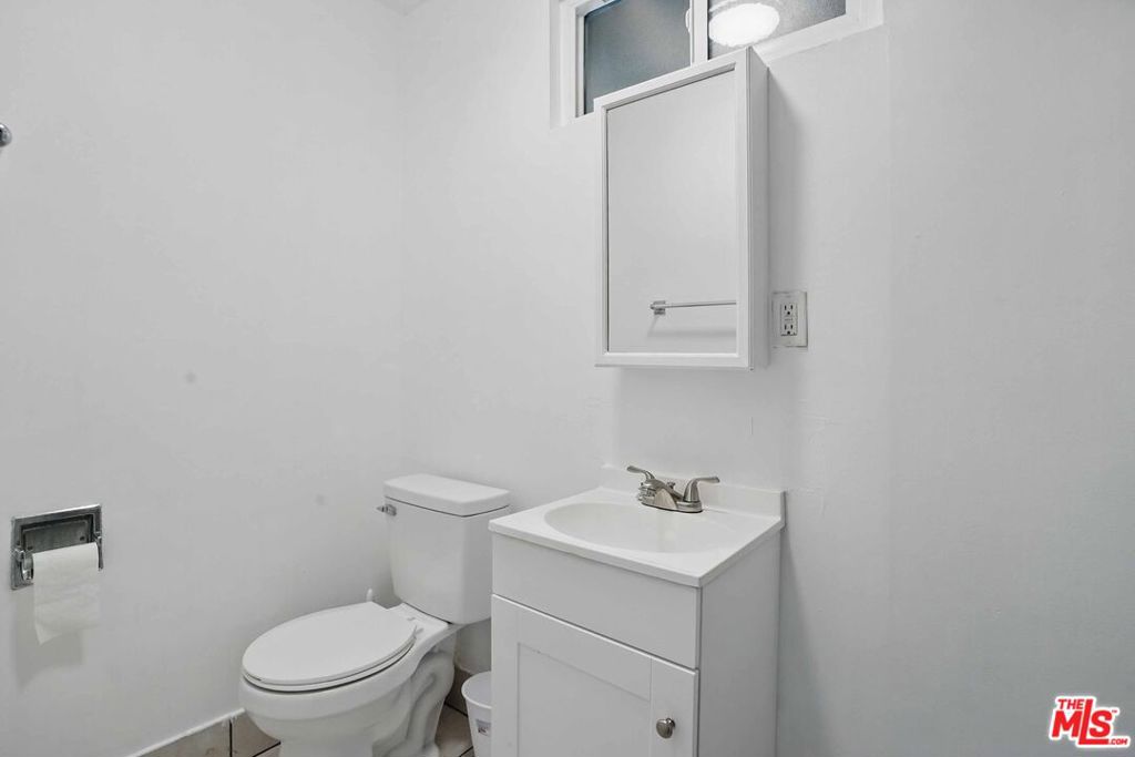 https://media.crmls.org/mediaz/467fa9fa-86df-4967-a195-bddde6a6792c.jpg?preset=X-Large