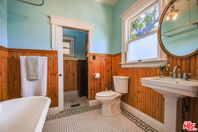 132 N Avenue 57, Los Angeles CA: https://media.crmls.org/mediaz/468076a6-f2a3-4af7-89ef-ed67e0558be0.jpg