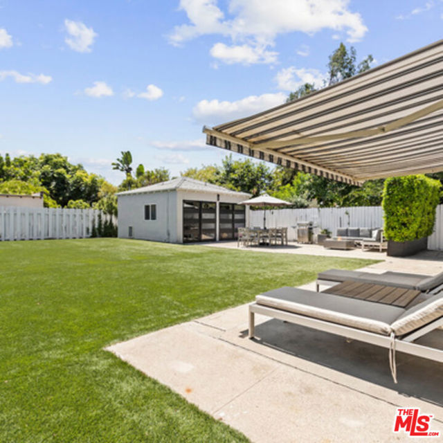 6526 6528 San Vicente Boulevard, Los Angeles CA: https://media.crmls.org/mediaz/46816e1e-4114-4362-9533-f973ce461f6a.jpg