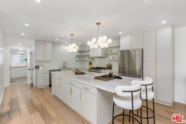 5200 Del Moreno Drive, Woodland Hills CA: https://media.crmls.org/mediaz/4681891a-6c9d-4994-98c8-2ec552c99801.jpg