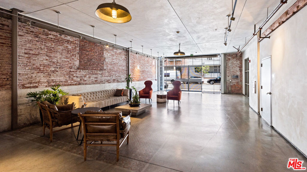 527 Molino Street 201