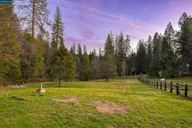 11417 Red Dog Rd, Nevada City CA: https://media.crmls.org/mediaz/4681f37e-a211-45ab-b9df-6ca79d75fbe2.jpg