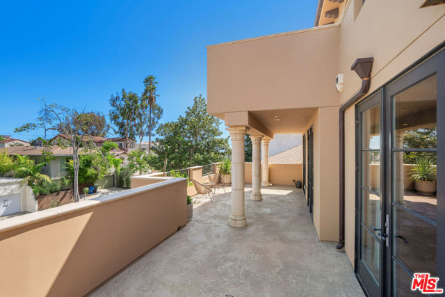 10523 Ashton Avenue, Los Angeles CA: https://media.crmls.org/mediaz/46820283-84c8-44c3-958e-adfae70e7b03.jpg