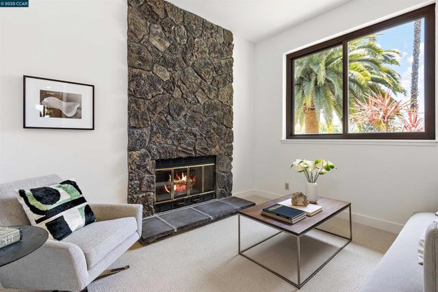 220 Devonshire Ct, Pleasant Hill CA: https://media.crmls.org/mediaz/468329df-8f55-4734-be83-f04a2eb3f3ba.jpg