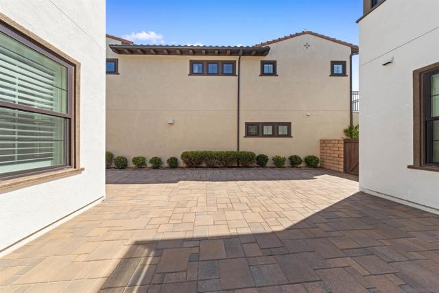 6749 Solterra Vista Pkwy, San Diego CA: https://media.crmls.org/mediaz/4683706c-c966-4134-92fc-aa2d68adcff5.jpg