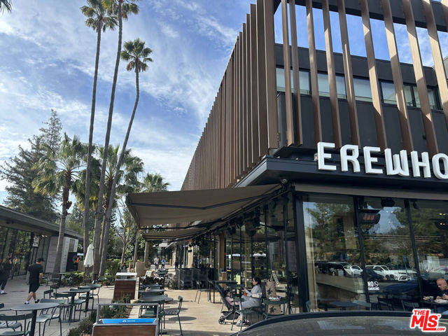 12722 Halkirk Street, Studio City CA: https://media.crmls.org/mediaz/4683f2a8-9310-4523-aaad-14e7ee6f2348.jpg