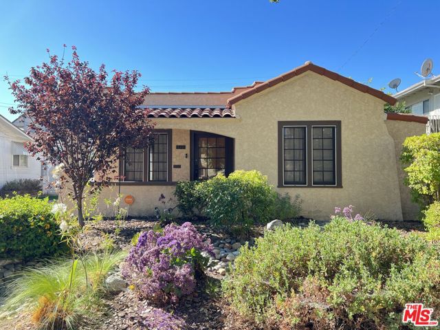 1320 Barrington Way, Glendale CA: https://media.crmls.org/mediaz/46852cb4-cf32-458c-96ed-bc8248f3ec2a.jpg