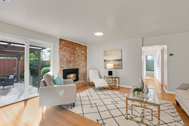 30847 Prestwick Ave, Hayward CA: https://media.crmls.org/mediaz/46859d93-2325-4446-b9fb-b88afd065003.jpg