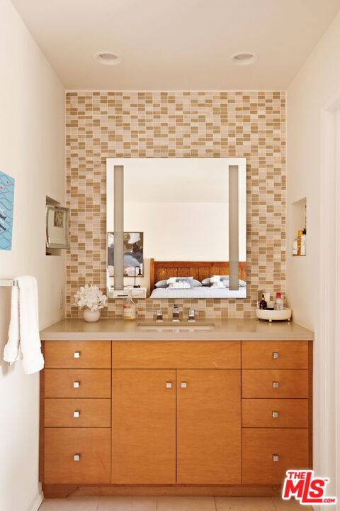 2310 11th Street, Santa Monica CA: https://media.crmls.org/mediaz/4685c4b1-e3b4-4e4c-8bd4-a861a1dd7ada.jpg