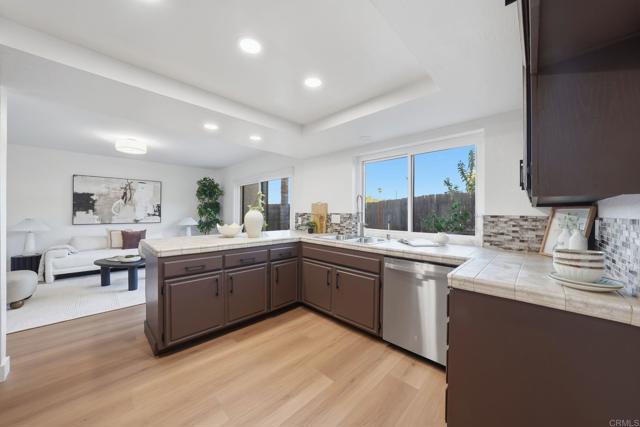 Detail Gallery Image 5 of 21 For 1043 Helix Village Dr, El Cajon,  CA 92020 - 3 Beds | 2/1 Baths