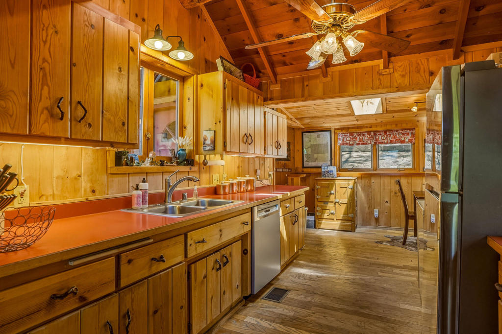 https://media.crmls.org/mediaz/4686f217-036c-450f-8d4e-d58bd46720c3.jpg?preset=X-Large