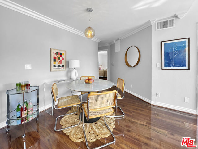 4211 Arch Drive, Studio City CA: https://media.crmls.org/mediaz/46880f01-a019-481f-9ab3-48bcd5623f31.jpg