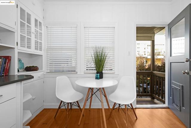 3008 Deakin St, Berkeley CA: https://media.crmls.org/mediaz/4688f1bc-a266-423d-9f5b-54eb9e37bd63.jpg