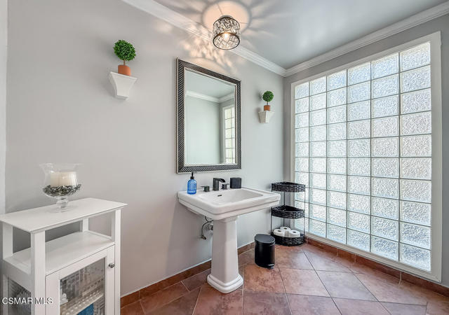 23225 Cass Avenue, Woodland Hills CA: https://media.crmls.org/mediaz/46894f73-d8c4-4c80-b24c-0810aa24d188.jpg
