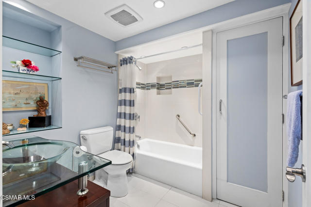 4335 Marina City, Marina del Rey CA: https://media.crmls.org/mediaz/46899a1b-7c7b-49c0-be1a-860a6cc3dc91.jpg