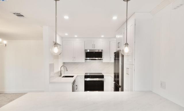 4033 Terra Granada Dr, Walnut Creek CA: https://media.crmls.org/mediaz/468aaea4-0add-47a3-8046-a9c7233bb0d2.jpg