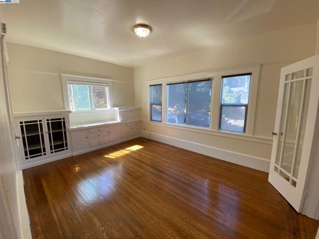 2004 Park Blvd, Oakland CA: https://media.crmls.org/mediaz/468ad222-0fee-4f91-a96a-81cbb5d885af.jpg