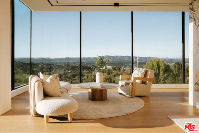 16187 Royal Oak Road, Encino CA: https://media.crmls.org/mediaz/468b2cd7-d65a-4154-8d44-0c88c5f1b82a.jpg