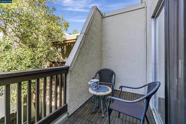 2200 Laguna Cir, Concord CA: https://media.crmls.org/mediaz/468b5138-f4ca-4f64-b809-2337e8ecddab.jpg