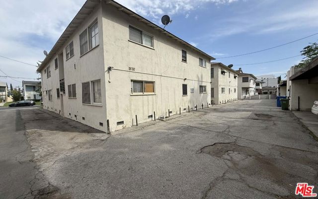 5319 Vantage Avenue, Valley Village CA: https://media.crmls.org/mediaz/468baedc-aafd-493f-8dcb-03c406bed658.jpg