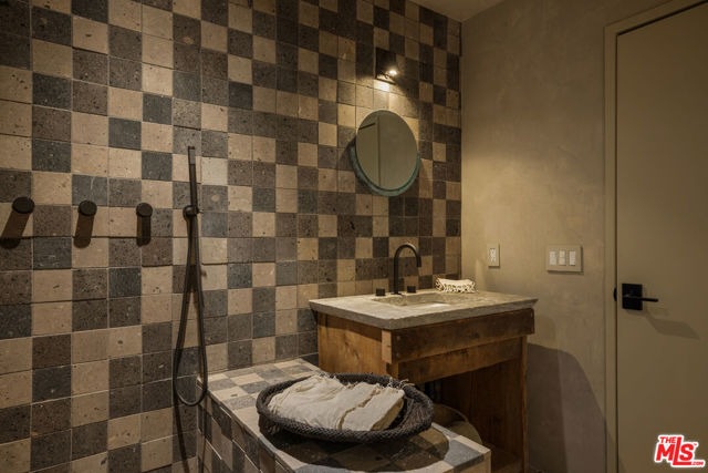 225 Powderhorn Ranch Road, Topanga CA: https://media.crmls.org/mediaz/468bb392-0dd6-4630-8021-7908d658ac46.jpg