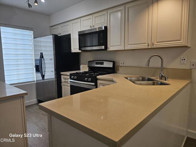 3075 Foothill Boulevard, La Crescenta CA: https://media.crmls.org/mediaz/468bbb6d-4532-4b87-a2f3-fe52430ae65a.jpg
