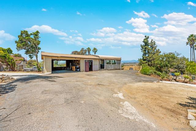 2530 Pruett Dr, Vista CA: https://media.crmls.org/mediaz/468bc216-f3d7-4e0d-bb64-b7a9a0ca8fd5.jpg