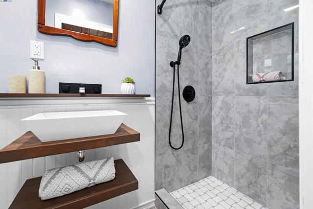 3908 Archmont Pl, Oakland CA: https://media.crmls.org/mediaz/468e91de-c776-4a1f-a2c8-94997b26c995.jpg