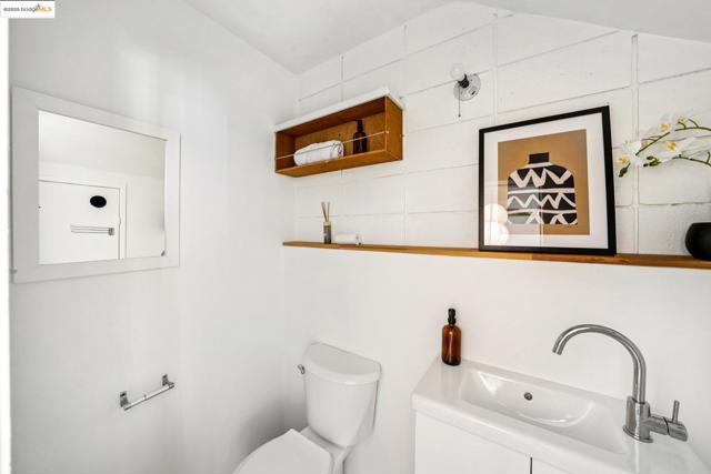 2760 Park Blvd, Oakland CA: https://media.crmls.org/mediaz/468eddfd-6851-4cbd-b9bf-8b7c67805a18.jpg