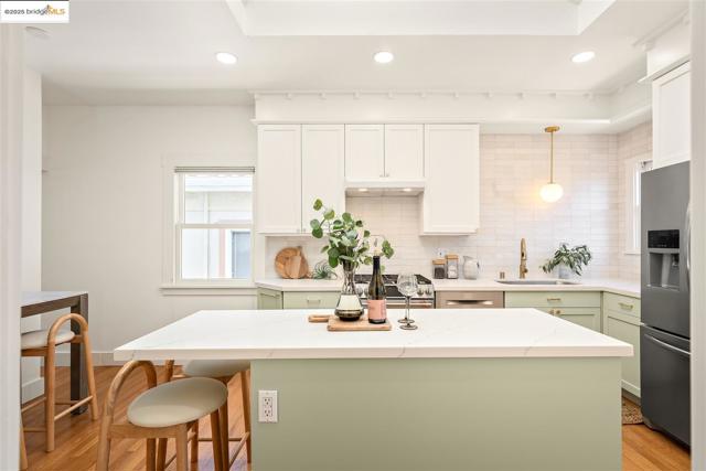 428 Cavour St, Oakland CA: https://media.crmls.org/mediaz/468efb45-317a-4ff0-b5d7-a6f4a1a407b4.jpg