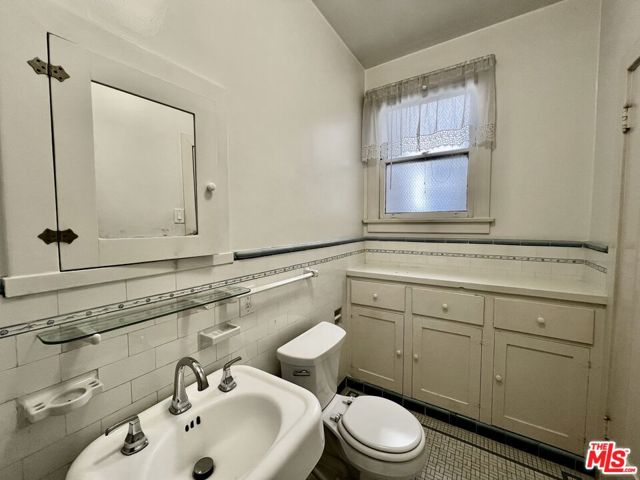 143 N Sycamore Avenue, Los Angeles CA: https://media.crmls.org/mediaz/468fa3f5-fd2b-4069-bc6c-0a22bf195231.jpg