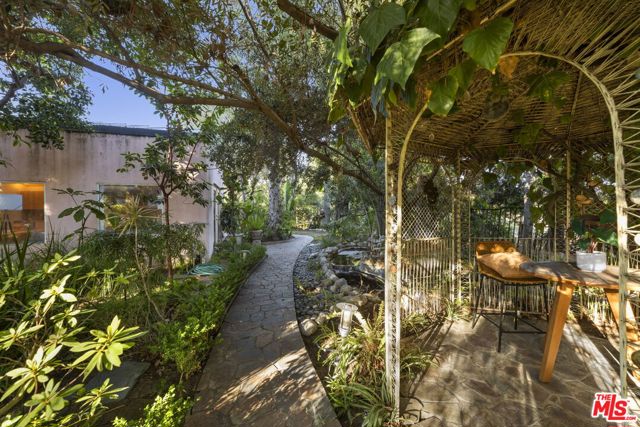 2980 Hollyridge Drive, Los Angeles CA: https://media.crmls.org/mediaz/469002bd-7a02-4c0a-a943-b69665546715.jpg