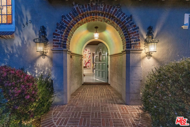 340 S Plymouth Boulevard, Los Angeles CA: https://media.crmls.org/mediaz/469011fc-2567-4884-a91c-64caea944f19.jpg