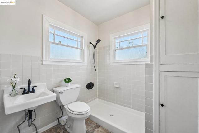1549 5Th Ave, Oakland CA: https://media.crmls.org/mediaz/469065b9-c7c9-4d01-a6ce-a40dff87c733.jpg