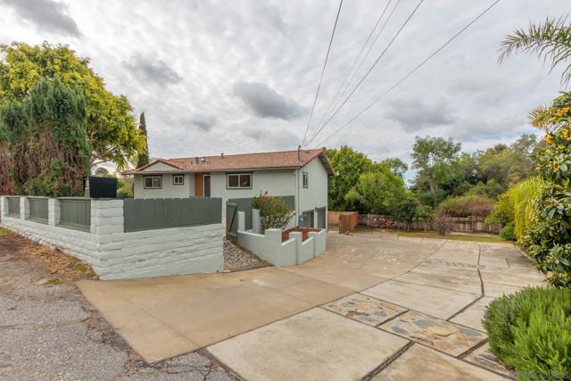 361 E Indian Rock Rd, Vista CA: https://media.crmls.org/mediaz/4690d494-c7a1-406b-a37f-4b4ec6a87f7f.jpg