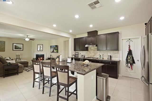 247 N Menlo Park Ct, Mountain House CA: https://media.crmls.org/mediaz/4691767b-c459-4efb-bfd2-39c8deeef96f.jpg