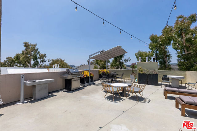 750 N Kings Road, West Hollywood CA: https://media.crmls.org/mediaz/4692d736-c434-4782-a633-516c8907ab1d.jpg
