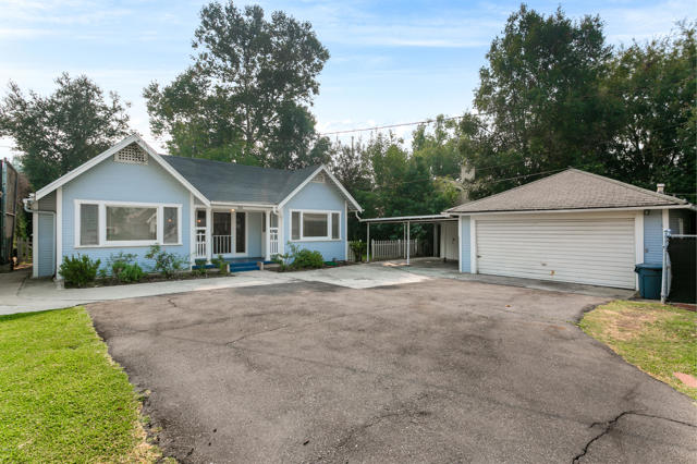 884 S Los Robles Avenue Pasadena, California Charming rear home on a two on a lot property in great Madison Heights neighborhood. Set back from the street, this bungalow, freshly painted on the interior, has its own fenced back yard plus carport. Special features include central air conditioning and room for stacked laundry in kitchen.