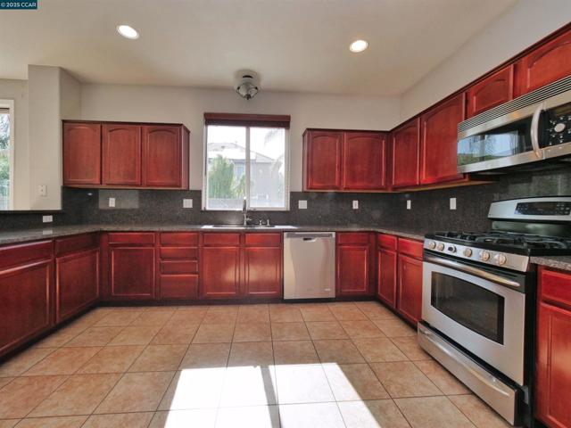 2035 Pasado Avenue, Manteca CA: https://media.crmls.org/mediaz/4693ab70-a5f9-4663-a648-e366f2791d29.jpg