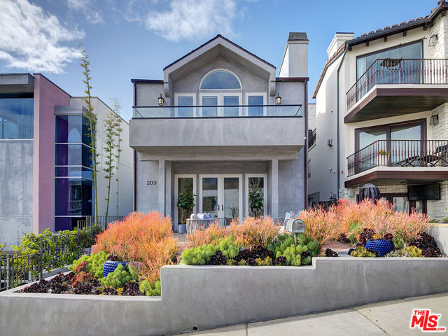 209 19th Street, Manhattan Beach CA: https://media.crmls.org/mediaz/46947fae-c050-4763-8e8f-ea4d6f01ebce.jpg