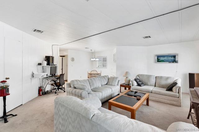 525 W El Norte Pkwy, Escondido CA: https://media.crmls.org/mediaz/46949c17-9c54-42b6-b1ac-4f760f4909fe.jpg