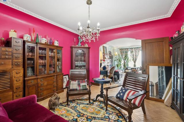 658 30Th Ave, San Francisco CA: https://media.crmls.org/mediaz/46950ba5-bb62-4d18-9f2a-641d5c464485.jpg