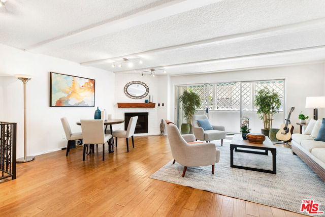 1209 Larrabee Street, 4 photo 6