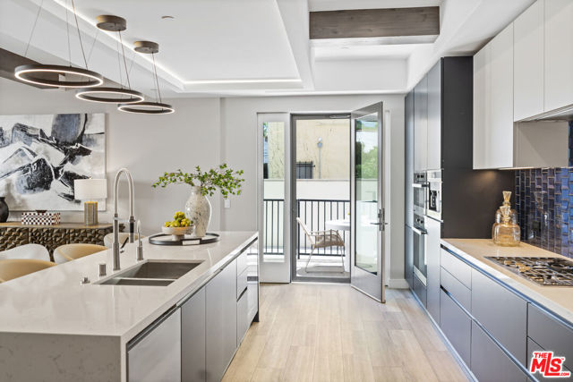 160 N La Peer Drive, Beverly Hills CA: https://media.crmls.org/mediaz/46978d38-dfde-44a2-bb6c-677a373b84c8.jpg