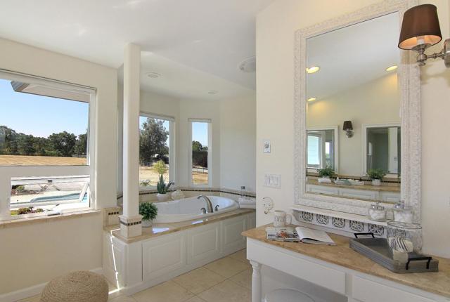 475 Torrano Court, Hollister CA: https://media.crmls.org/mediaz/4697a897-6c81-4d3b-ba6a-1776e886a0fd.jpg