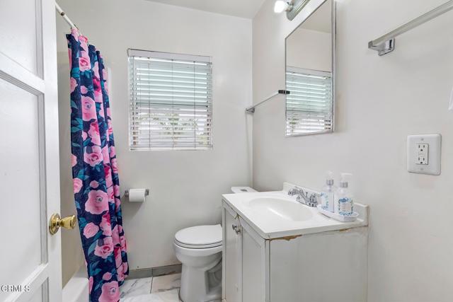 426 W Arbor Vitae Street, Inglewood CA: https://media.crmls.org/mediaz/4697b5b7-8727-4c8d-ad2a-cf4d675ee915.jpg