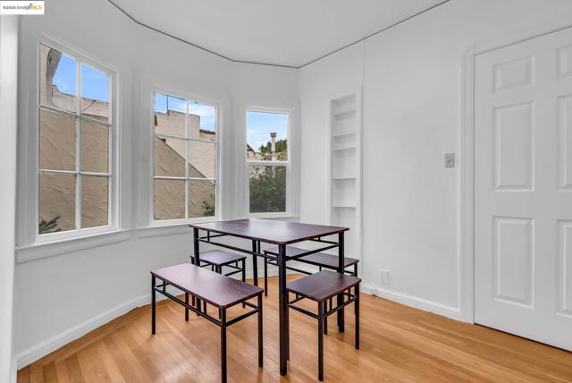 2340 Virginia St, Berkeley CA: https://media.crmls.org/mediaz/4697e552-75bb-4cbb-b3e0-70285ab9613c.jpg