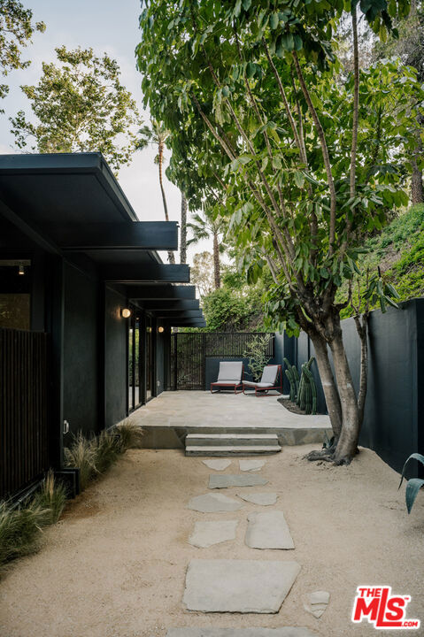 5649 Valley Oak Drive, Los Angeles CA: https://media.crmls.org/mediaz/46986ff8-d4e5-42f0-9fcc-e770188a85b8.jpg