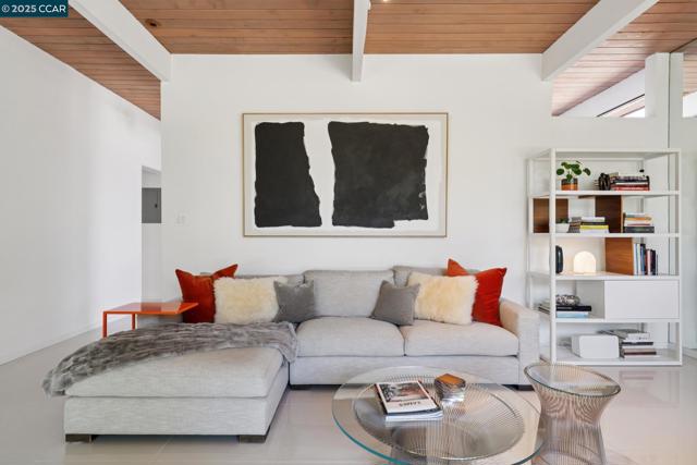 206 Santa Fe Dr, Walnut Creek CA: https://media.crmls.org/mediaz/4698c900-6bfd-4d91-9eb3-70370d9c0cec.jpg